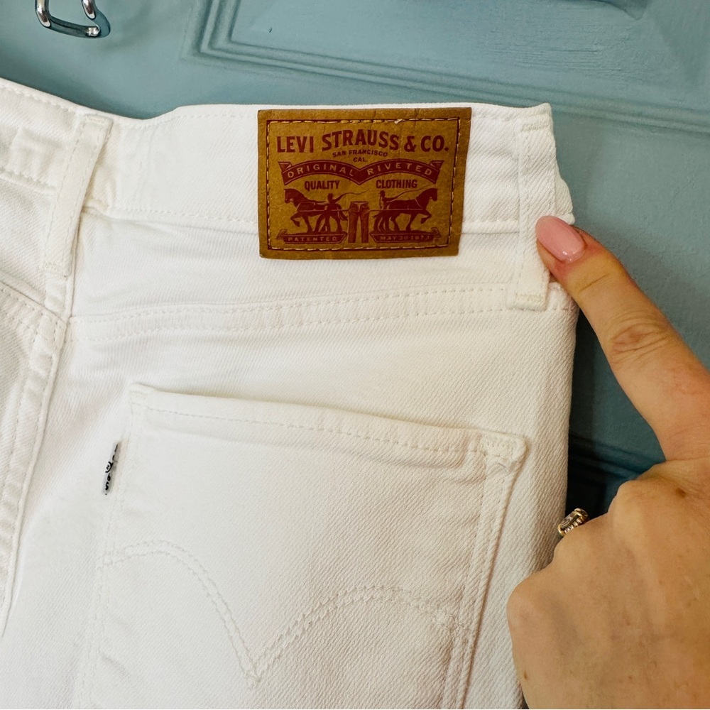Levi's Women's White Crop Leg Distressed Skinny Straight Leg Jean - Picture 8 of 8
